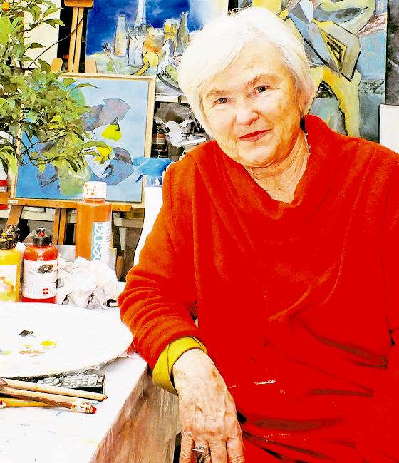 Elfriede Kirschner in ihrem Atelier: Hier malt sie nicht nur, sie denkt auch darüber nach, wie sie ihre Künstlergruppe »Farbklecks« zusammenhalten kann. 	Foto: sy