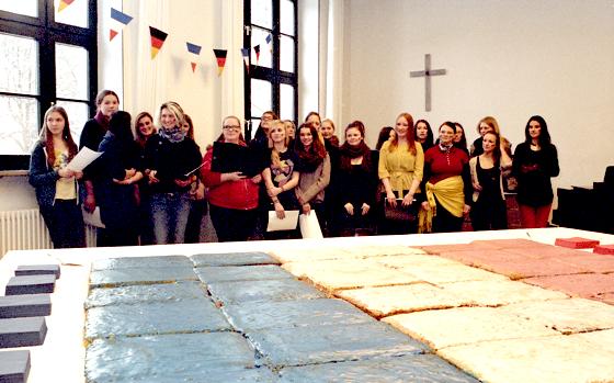 Am katholischen Mädchengymnasium wurde der 50. Jahrestag der Unterzeichnung des Elysée-Vertrages mit einem Festakt gefeiert. 	Foto: privat