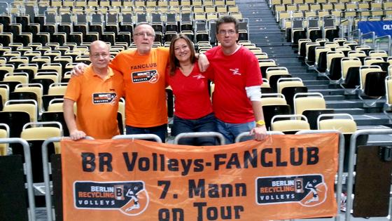 Keine Berührungsängste mit den anderen Volleyball-Fanclubs, auch wenn für sie nur Haching zählt: Brigitte Mohr (2.v.r.). Foto: Privat