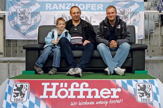 Auch Sie haben die Chance, das Spiel vom Höffner-Sofa aus im Innenraum zu verfolgen  wie die Gewinner beim Spiel am 3. November, die auch beide einen 1.000 Euro-Gutschein beim Torwand-Schießen gewonnen haben. Foto: A. Wild