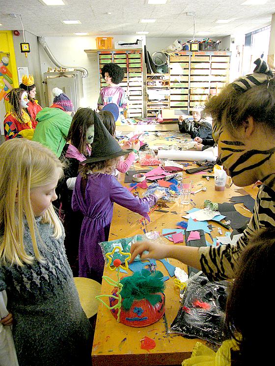 Beim kreativen Basteln in der Werkstatt konnten die Kinder ihre Kostüme verschönern. 	Foto: privat