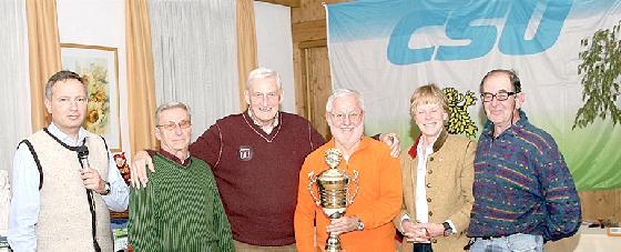 Die Mannschaft des ETC erhielt einen Pokal von Bürgermeisterin Ursula Mayer und ein Bierfass.	Foto: VA