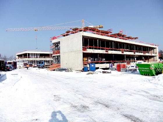 Die Bauarbeiten am Grünwalder Gymnasium laufen trotz winterlicher Kälte auf Hochtouren. 	Foto: VA