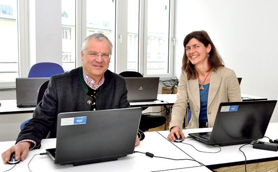 Bürgermeister Walter Brilmayer und VHS-Leiterin Martina Eglauer testen die neuen Laptops im EDV-Raum. 	Foto: Sybille Föll