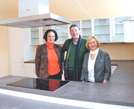 Die Küche ist schon eingebaut, auf den Start der Demenz-WG freuen sich (v. l.): Josefina Köster, Jürgen Hoerner und Gabriele de Lasalle. 	Foto: Woschée