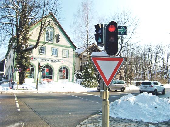 An allen Einmündungen in die Cosimastraße sollen Grüne Pfeile installiert werden, so wie hier an der Ecke Mauerkircher- / Oberföhringer Straße.	Foto: hgb
