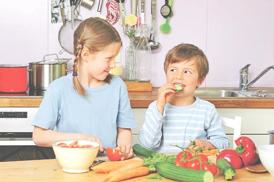 Spielend lernen Kinder die Zubereitung von Obst und Gemüse. Spaß und Freude garantiert. 	Foto: privat