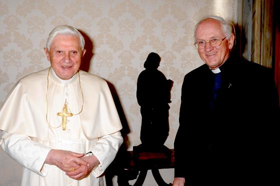 Papst Benedikt XVI. und Pater Eberhard von Gemmingen SJ, Referent beim Münchner Bildungswerk. Foto: Privat