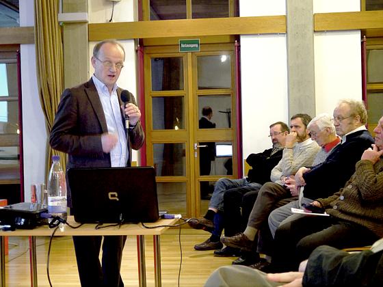 Unternehmensberater Dr. Thomas von Mitschke-Collande bei seinem Vortrag über die Krise der Kirche. 	Foto: privat