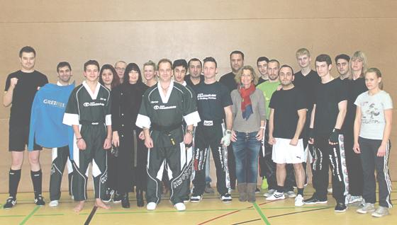 Das Team der Kickboxschule des TSV Dorfen mit Trainer Werner Hirz und die zahlreichen Sponsoren. 	Foto: Jenny Pohl