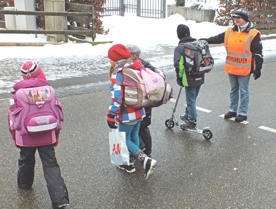 Die freiwillige Helferin Maria Heller unterstützt die Schulkinder gerne auf ihrem Weg über die Straße.	Foto: sy