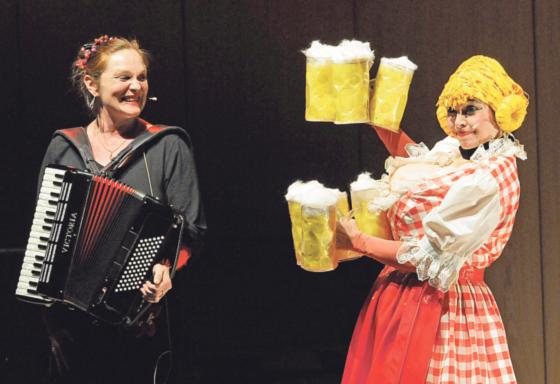 Ingrid Irrlicht schlüpft in witzige Kostüme und wird musikalisch von Michaela Dietl begleitet. Foto: privat