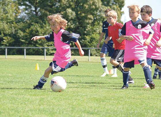 Spaß zusammen haben und beim Fußballspielen besser werden können die jungen Kicker bei der BFV-Fußballschule in Ismaning. Foto: privat