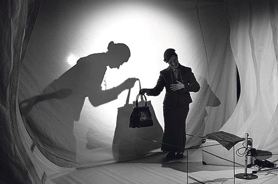 Die alte Fräulein Ophelia und ihre kleine Handtasche mit den vielen herrenlosen Schatten.	Foto: privat