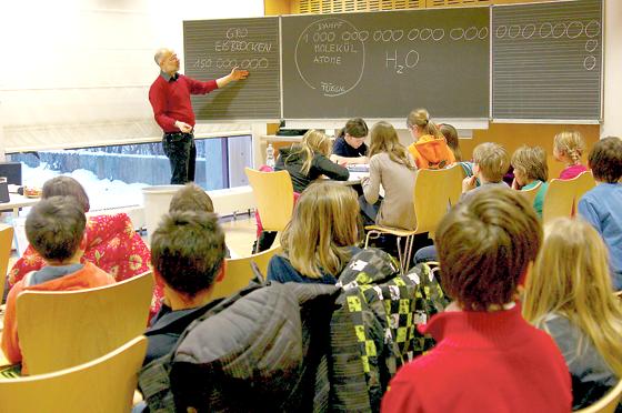 Der Schirmherr der Kinder-Uni Prof. Dr. Harald Lesch hält auch immer wieder Vorlesungen an der Haarer Kinder-Uni.	Foto: VA
