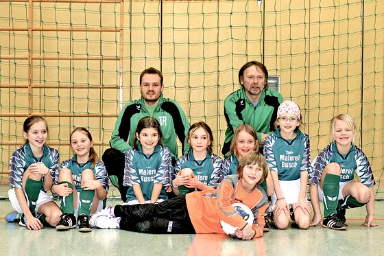 Landeten beim ersten Turnier in Karlsfeld auf dem 5 Platz: Die Fußball-Mädchen des TSV Grünwald. 	Foto: VA