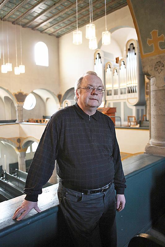 Kirchenmusikdirektor Michael Grill spielt beim Konzert am Karfreitag Orgel.	Foto: Kirche
