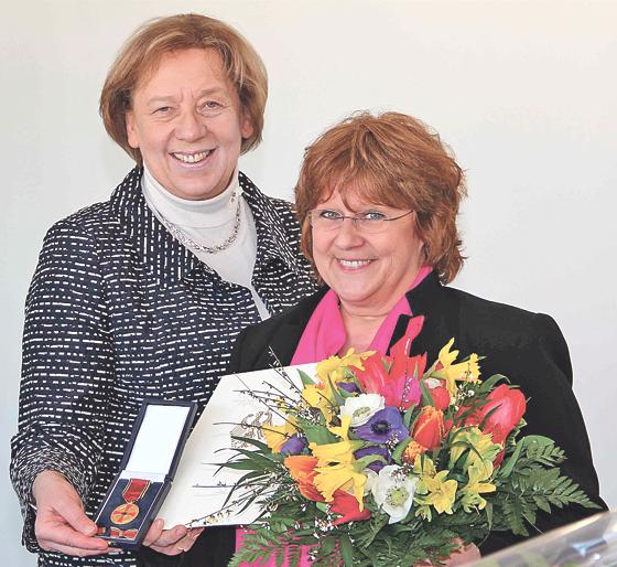 Landrätin Johanna Rumschöttel überreichte Renate Haidinger das Bundesverdienstkreuz.	Foto: VA