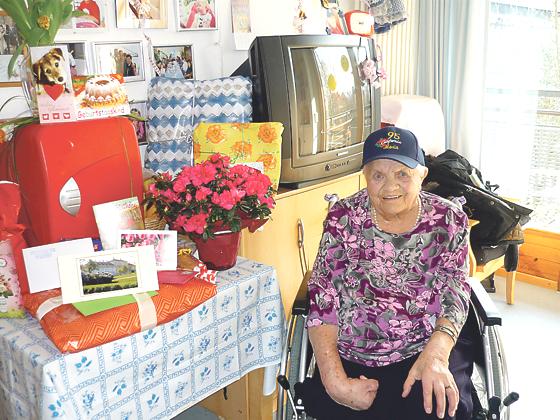 Die Jubilarin Maria Stockerl mit ihren Geschenken im Seniorenheim.	Foto: privat
