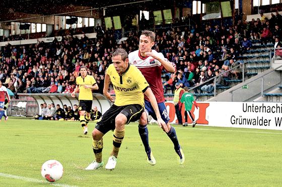 Dominik Rohracker und Co. kamen gegen Dortmund nicht recht voran. Nur am schlechten Zustand des Rasens kann das nicht gelegen haben.	Foto: Stefan Kukral