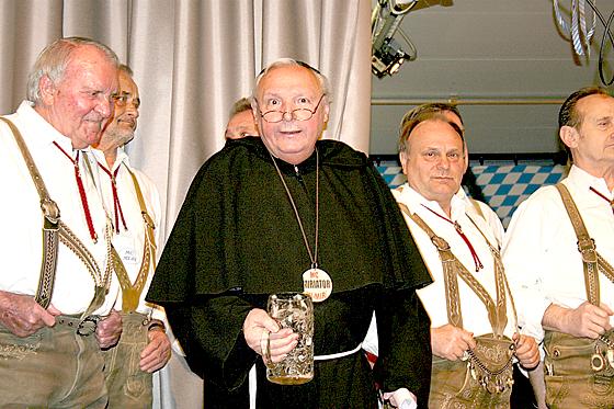 Horst Hefele als »Pater Mirirator« beim Starkbierfest des Männerchores.	Foto: ws