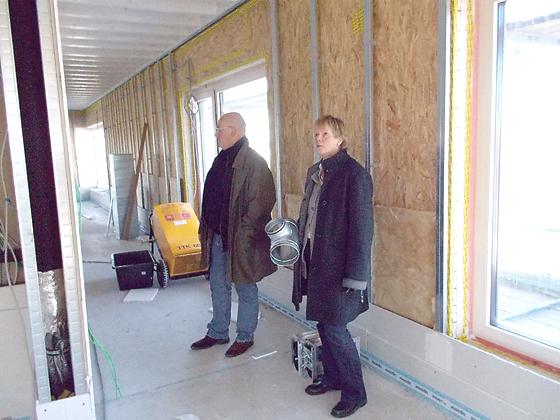 Bürgermeisterin Ursula Mayer informierte sich bei Bauamtsleiter Klaus Rieger über den Stand der Arbeiten in der neuen »Arche Noah«.	Foto: VA