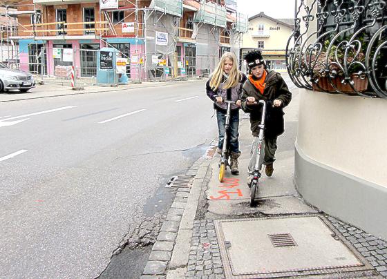 Viel zu eng ist der Gehweg an der Tegernseer  Straße derzeit, das soll sich ändern.	Foto: Pietsch