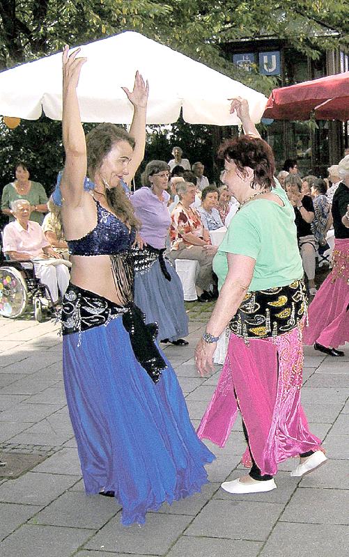 Zu orientalischer Musik lernt die Tanzgruppe den weiblichen und sinnlichen Bauchtanz.	Foto: privat