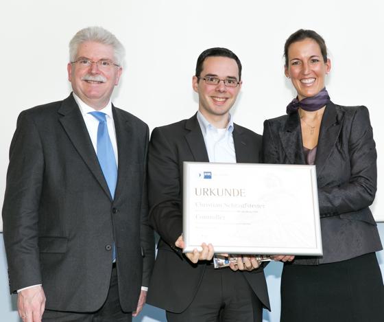 Christian Schraufstetter (Mitte) bekommt seine Urkunde für das beste Prüfungsergebnis.	Foto: IHK