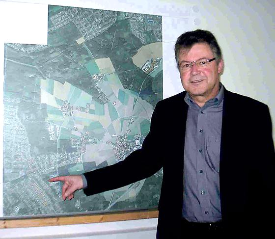 Bürgermeister Edwin Klostermeier zeigt, wo das Asylbewerberheim gebaut werden soll.	Foto: Boschert