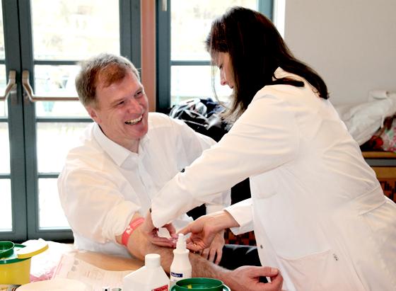 Bürgermeister Stefan Schelle gehört ebenfalls zu denen, die sich bei der DKMS-Typisierungsaktion Blut abnehmen lies. 	Foto: VA
