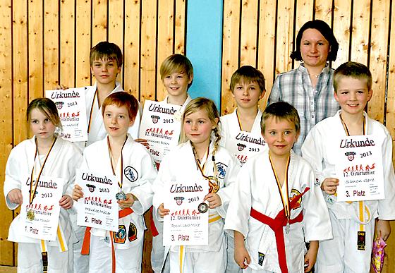 Die stolzen Kämpfer des Judo-Team Oberland mit ihren Urkunden und Medaillen. 	Foto: VA