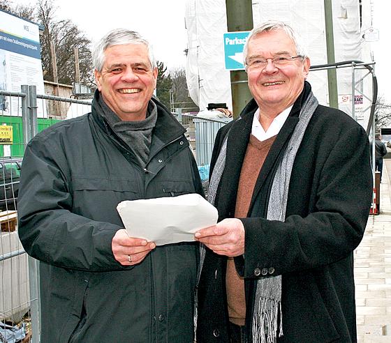 Die Bezirksausschussvorsitzenden Walter Klein (l.) und Werner Lederer-Piloty sind vorab von den Plänen der Stadt begeistert, südlich vom Scheidplatz an der Belgradstraße 75 – 81 ein neues Bürgerhaus zu bauen.	Foto: ws
