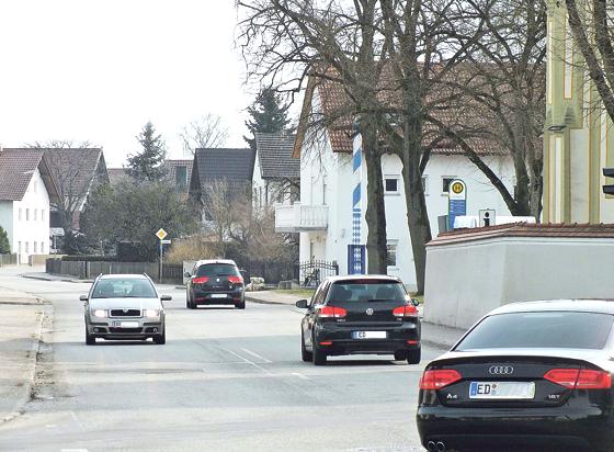 Die Ortsdurchfahrt von Langengeisling, bisher eine Hauptverkehrsader, wird den Plänen zufolge eine reine Anliegerstraße.	Foto: sy