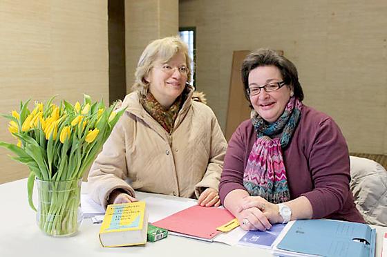 Susanne Zangenfeind (rechts) vom Landratsamt München leitet ab sofort die wöchentliche Sprechstunde in Ottobrunn.  	Foto: Klaus Heller