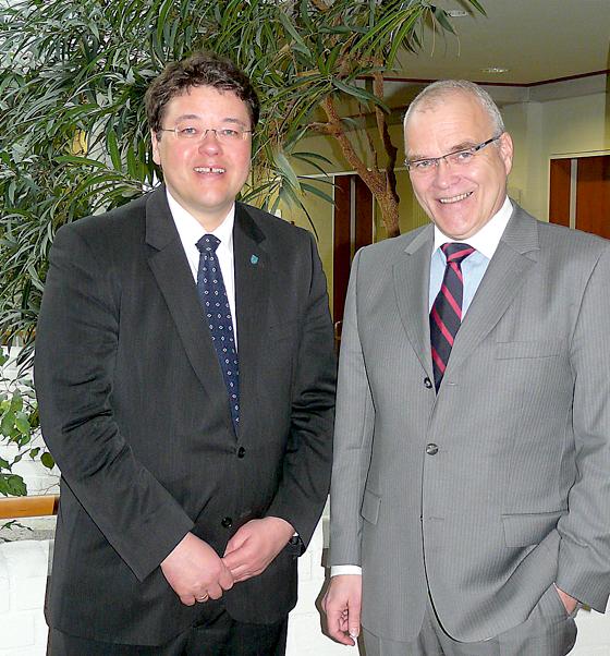 Bürgermeister Thomas Loderer (links) mit ­dem neuen Standort­leiter von Astrium Thomas ­Müller.	Foto: MO