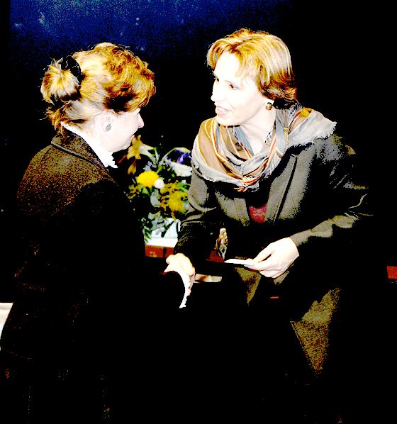 Staatsministerin Christine Haderthauer (rechts) überreichte Eva-Maria Stiebler die Ehrenamtskarte.	F.: LRA München