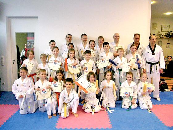 Alle Prüflinge im Taekwondo und Allkampf-Jitsu dürfen sich über einen neuen Gürtel freuen.	Foto: privat