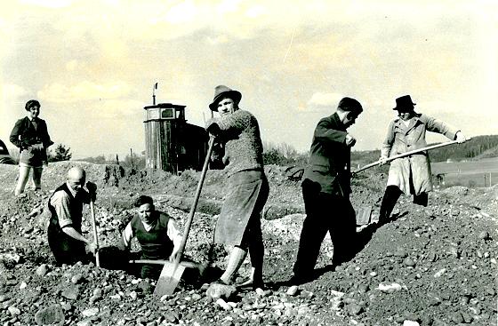 Freilegung des Baiovaren-Friedhofs am Grafinger Deuschl-Grund (1953).	Foto: Erwin Heigl, Grafing