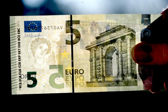 So sieht der neue 5 Euro-Schein aus: Gegen das Licht gehalten ist das Wasserzeichen zu erkennen, die Königstochter Europa. Foto: (c) Bert Bostelmann/Bundesbank