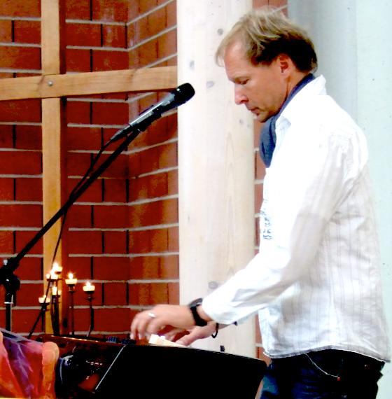 Pfarrer und Liedermacher Johannes Matthias Roth rockt am 14. April die Olympiakirche.  	Foto: VA