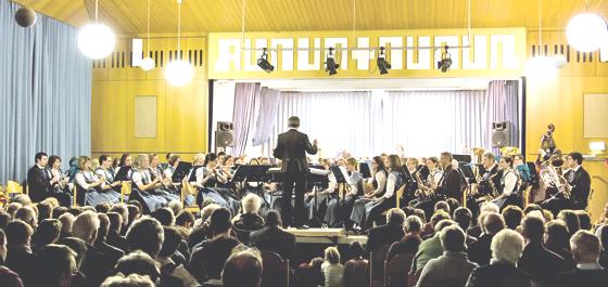 Das Blasorchester St. Michael München-Perlach e.V. bei seinem Frühjahrskonzert im Pfarrsaal von St. Michael in Perlach.	Foto: aTc-photography