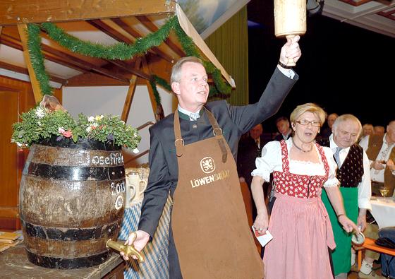 Bürgermeister Jan Neusiedl zapfte mit viel Geschick das erste Faß des Abends an. 	Foto: Schunk