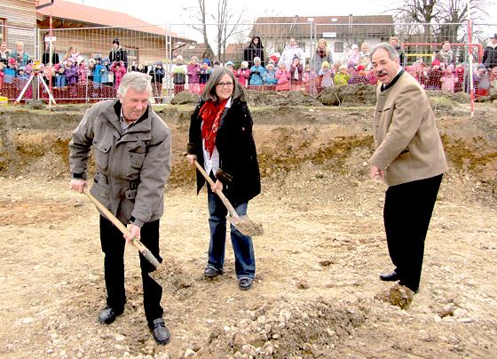 Beim ersten Spatenstich für die Krippe: (v. r.) Bürgermeister Josef Höß, Maria Korell (Kindergartenleitung) und Felix Marcon (Bauleiter).	Foto: Pietsch