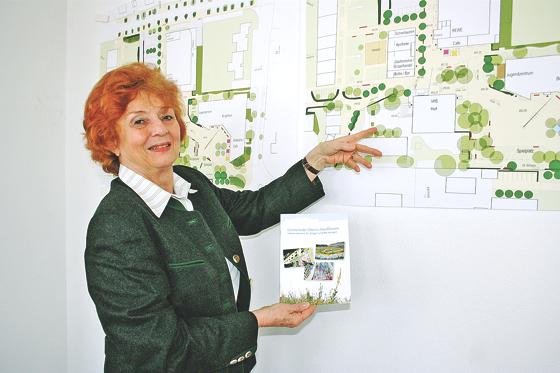 Die Erste Bürgermeisterin Elisabeth Ziegler präsentierte unter anderem die neu aufgelegte Broschüre mit allem Wissenswerten über die Gemeinde. 	Foto: ws