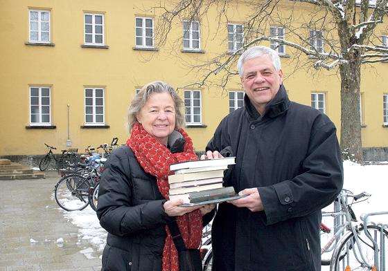 Doris Niemann und Walter Klein haben jetzt schon Lust den öffentlichen Bücherschrank zu befüllen  noch aber müssen sie sich gedulden.	Foto: scy