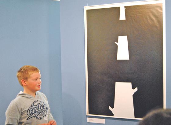 Tim (Mittelschule Poing, fünfte Klasse) interpretiert das Plakat »Highway to Hell«.	Foto: privat