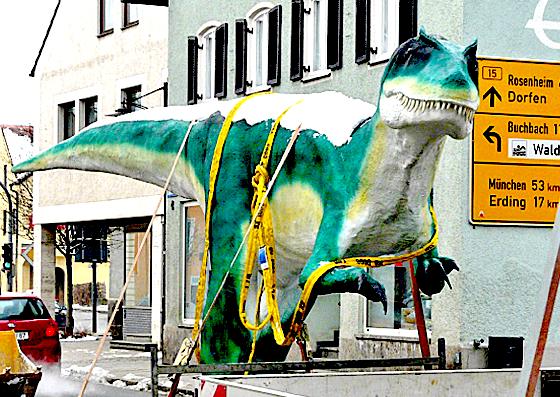 Das neue Allosaurus-Modell beim Transport in seine neue Heimat, das Urzeitmuseum. 	Foto: privat