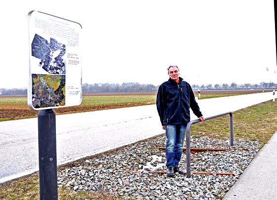 Klaus Hugo, zweiter Vorsitzender der Eisenbahnfreunde Vaterstetten, vor der Gedenkstätte Richtung Baldham Dorf, die nun ausgebaut werden soll. 	Foto: Sybille Föll