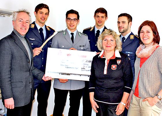 Studenten der Universität der Bundeswehr in Neubiberg übergaben an Bürgermeister Günter Heyland einen Spendenscheck in Höhe von 1.000 Euro.	Foto: VA